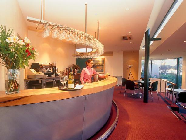 Imagen del bar/restaurante del Hotel Edge Of The Bay Resort. Foto 8