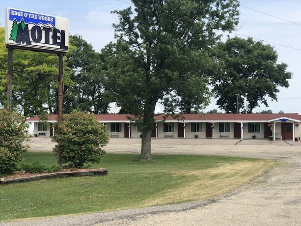 Imagen general del Hotel Edge Of The Woods Motel. Foto 11