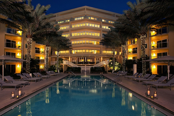 Imagen de la piscina del Hotel Edgewater Beach. Foto 15