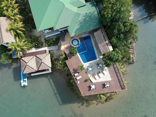Imagen general del Hotel Edgewater Dive and Spa Resort. Foto 3