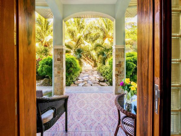 Imagen de los interiores del Hotel Edgewater Dive and Spa Resort. Foto 5