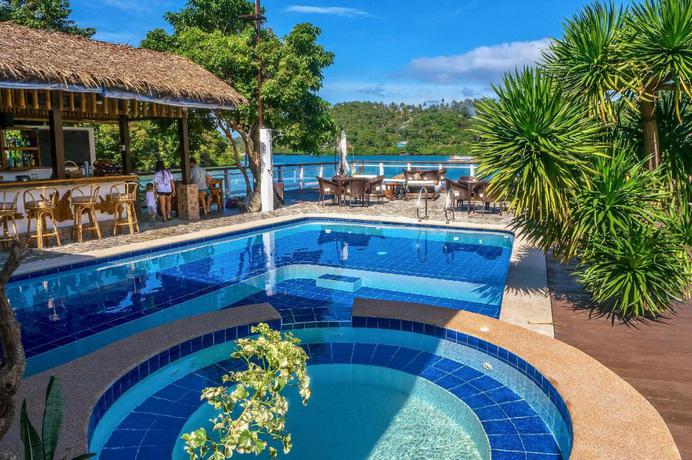 Imagen de la piscina del Hotel Edgewater Dive and Spa Resort. Foto 6
