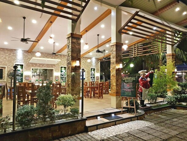 Imagen del bar/restaurante del Hotel Eduardo's Resort. Foto 18