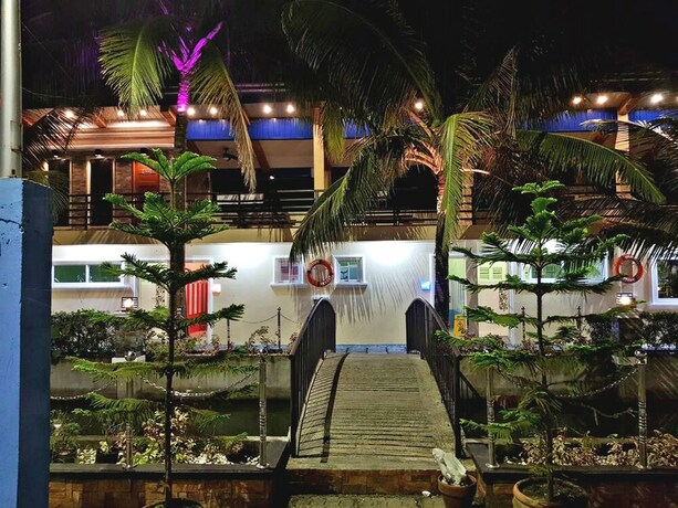 Imagen de los exteriores del Hotel Eduardo's Resort. Foto 29