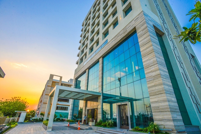 Imagen general del Hotel Efcee Sarovar Premiere Bhavnagar. Foto 1