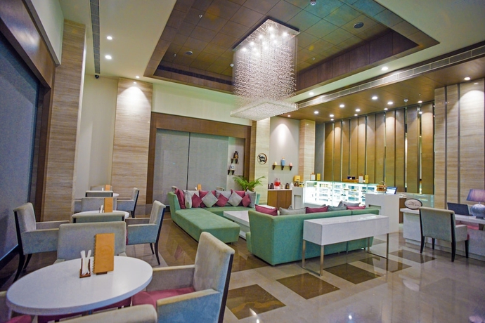 Imagen de los interiores del Hotel Efcee Sarovar Premiere Bhavnagar. Foto 18