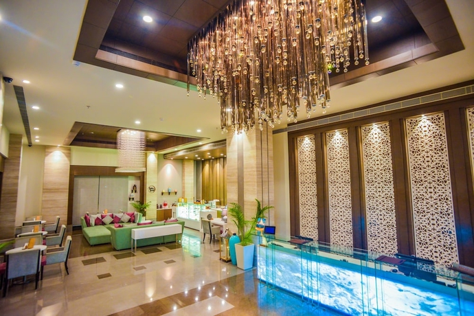 Imagen de la piscina del Hotel Efcee Sarovar Premiere Bhavnagar. Foto 19
