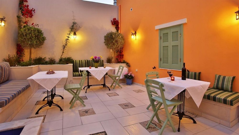 Imagen del bar/restaurante del Hotel Efchi Suites 1904. Foto 5