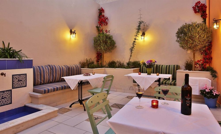 Imagen del bar/restaurante del Hotel Efchi Suites 1904. Foto 7