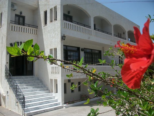 Imagen de los exteriores del Hotel Efi. Foto 11
