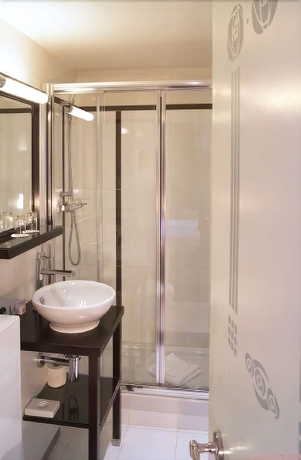 Imagen de la habitación del Hotel Eiffel Seine. Foto 16