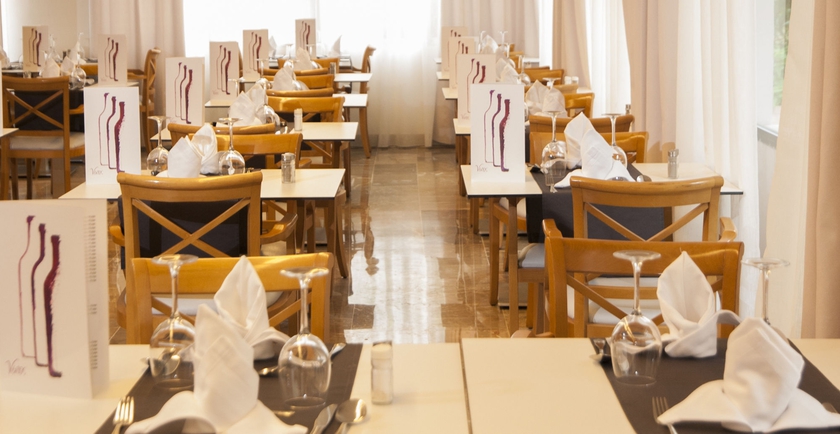 Imagen del bar/restaurante del Hotel Eix Alcudia - Adults Only. Foto 7