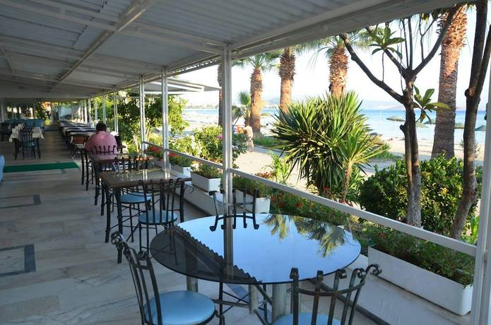 Imagen del bar/restaurante del Hotel Eker Bermuda. Foto 2