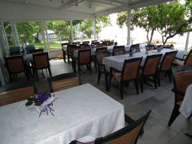Imagen del bar/restaurante del Hotel Eker Bermuda. Foto 3
