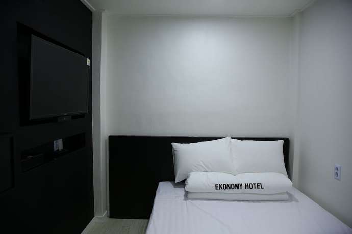 Imagen de la habitación del Hotel Ekonomy Gumi. Foto 5