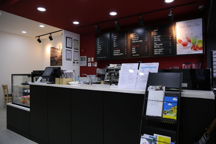 Imagen de los interiores del Hotel Ekonomy Gumi. Foto 19