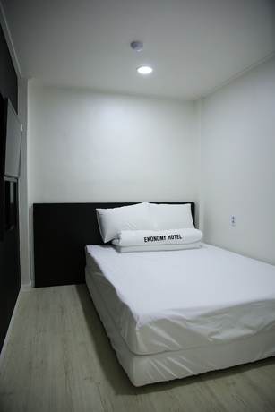 Imagen de la habitación del Hotel Ekonomy Gumi. Foto 15