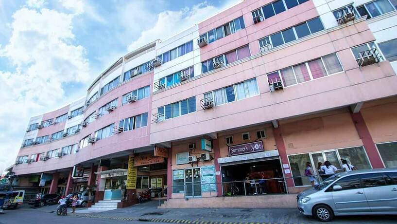 Imagen general del Hotel Ekonumi Rooms At Benrosi Plaza. Foto 9