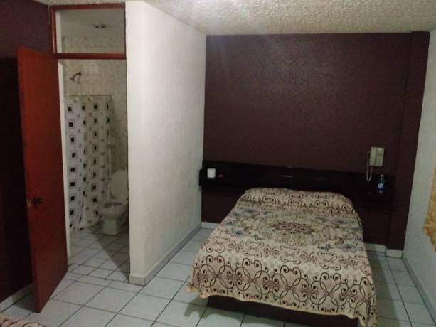Imagen de la habitación del Hotel El 2000. Foto 2