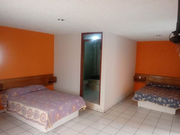 Imagen de la habitación del Hotel El 2000. Foto 13