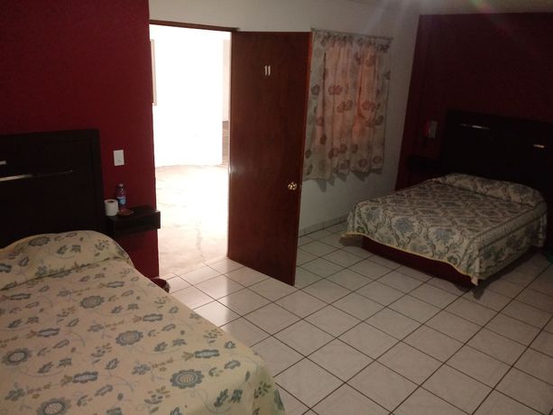 Imagen de la habitación del Hotel El 2000. Foto 15