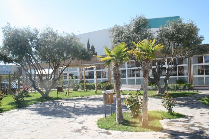 Imagen de los exteriores del Hotel El Aguila, UTEBO. Foto 11