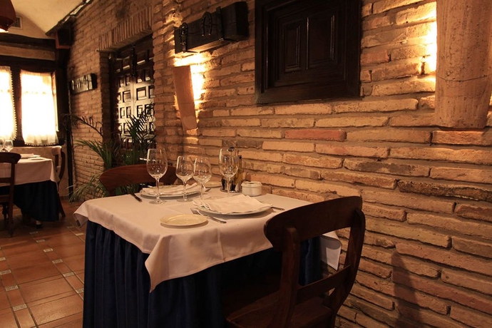Imagen del bar/restaurante del Hotel El Aguila, UTEBO. Foto 1