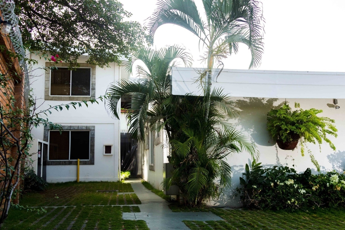 Imagen de los exteriores del Hotel El Almendro. Foto 12