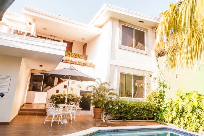 Imagen de los exteriores del Hotel El Almendro. Foto 13