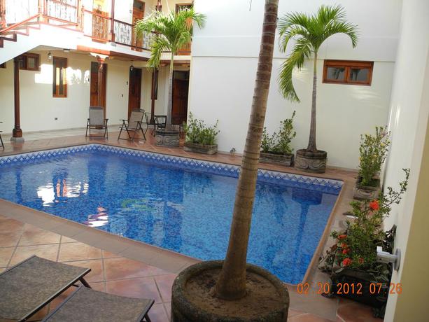 Imagen de la piscina del Hotel El Almirante. Foto 7