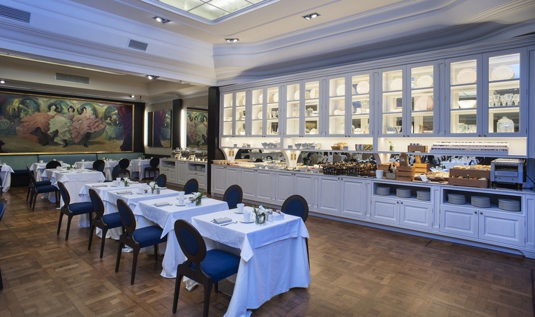 Imagen del bar/restaurante del Hotel El Avenida Palace. Foto 4