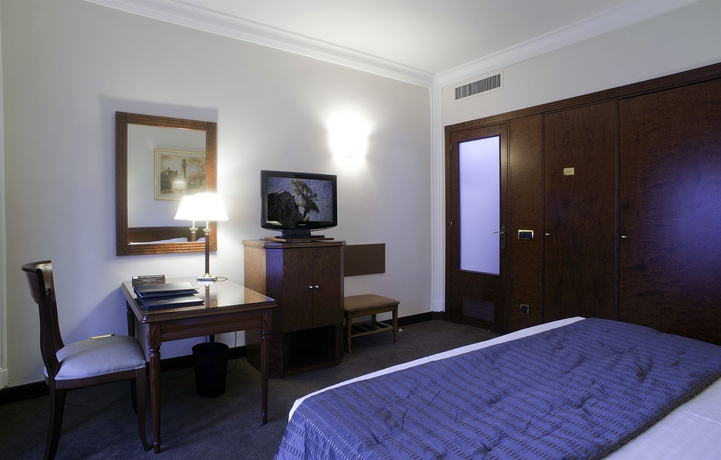 Imagen de la habitación del Hotel El Avenida Palace. Foto 9