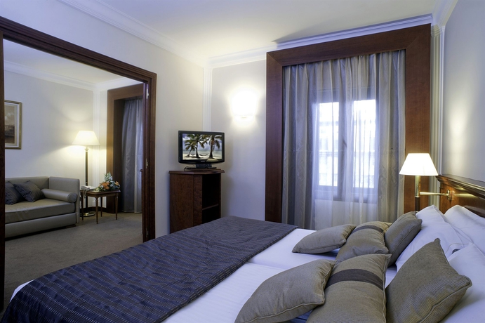 Imagen de la habitación del Hotel El Avenida Palace. Foto 11