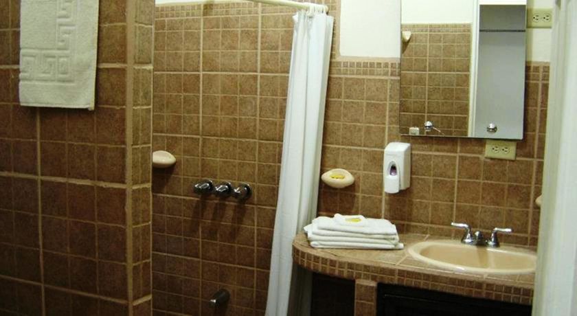 Imagen de la piscina del Hotel El Bambú. Foto 14