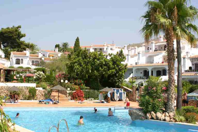 Imagen de la piscina del Hotel El Capistrano Villages. Foto 10