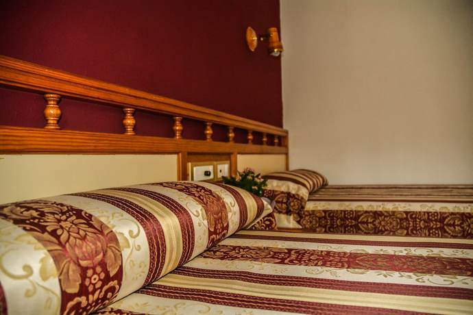 Imagen de la habitación del Hotel El Capitan. Foto 10