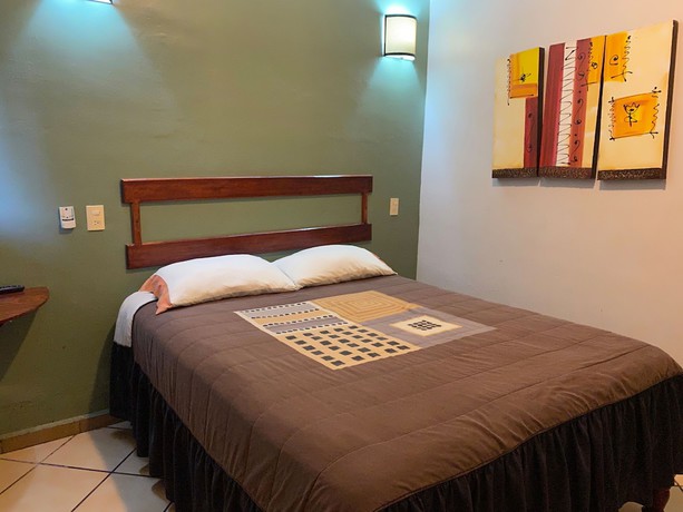 Imagen de la habitación del Hotel El Capomo. Foto 17