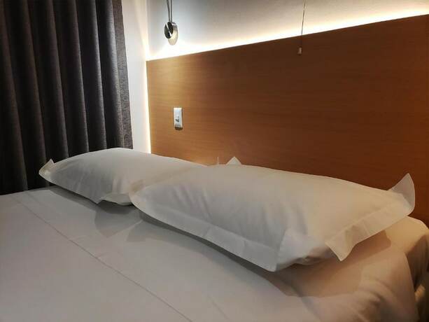 Imagen de la habitación del Hotel El Carmelo. Foto 17