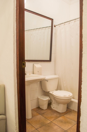 Imagen de la habitación del Hotel El Carmen, Antigua Guatemala. Foto 16