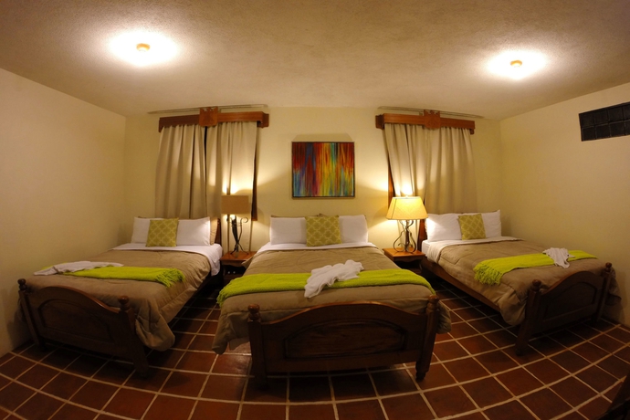 Imagen de la habitación del Hotel El Carmen Suites. Foto 7