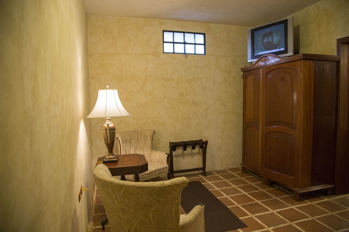 Imagen de la habitación del Hotel El Carmen Suites. Foto 10