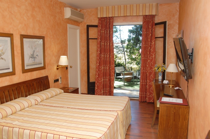 Imagen de la habitación del Hotel El Castell, Sant Boi de Llobregat. Foto 6