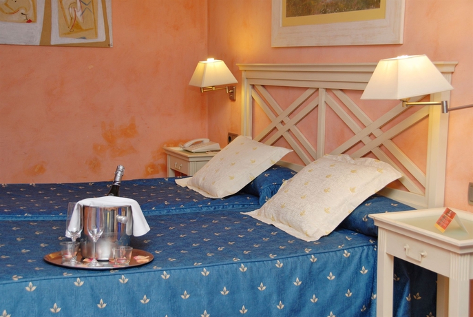 Imagen de la habitación del Hotel El Castell, Sant Boi de Llobregat. Foto 9