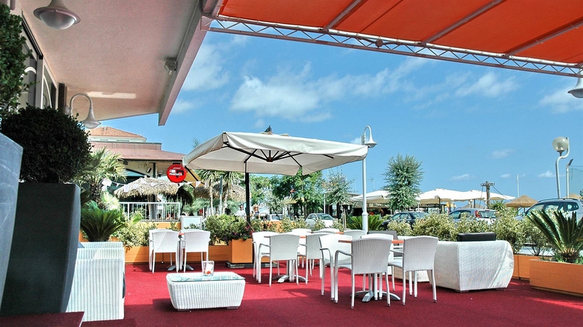 Imagen de los exteriores del Hotel El Cid Campeador. Foto 11