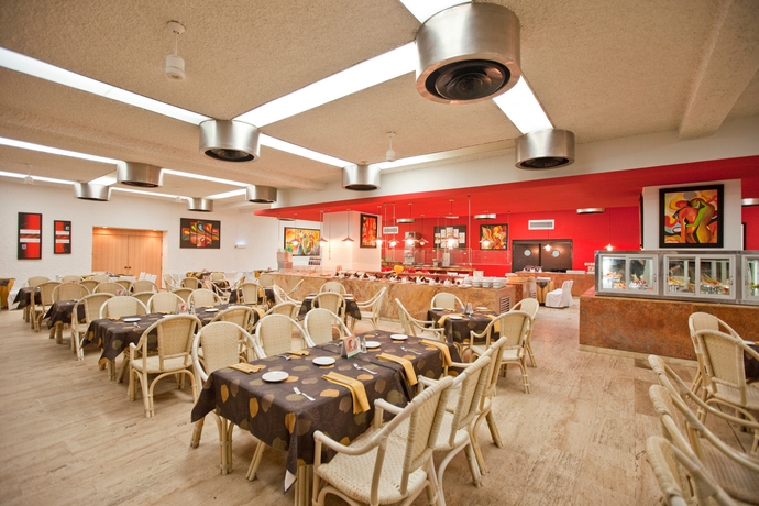 Imagen del bar/restaurante del Hotel El Cid Castilla Beach. Foto 4