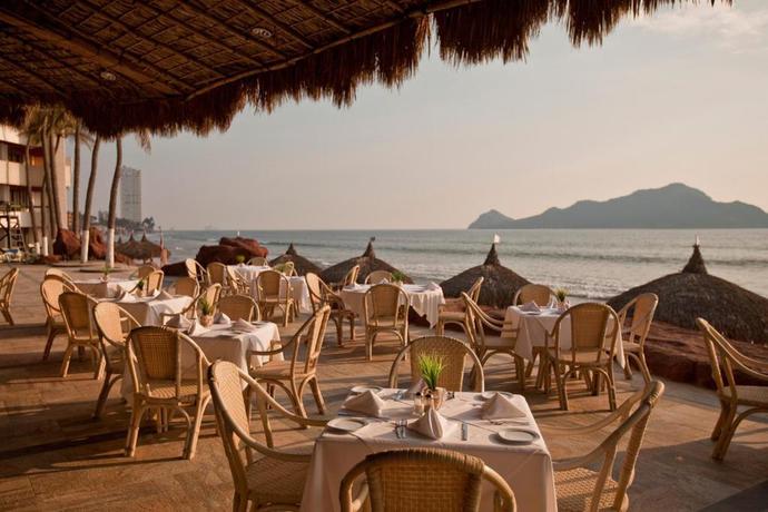 Imagen del bar/restaurante del Hotel El Cid El Moro Beach. Foto 3