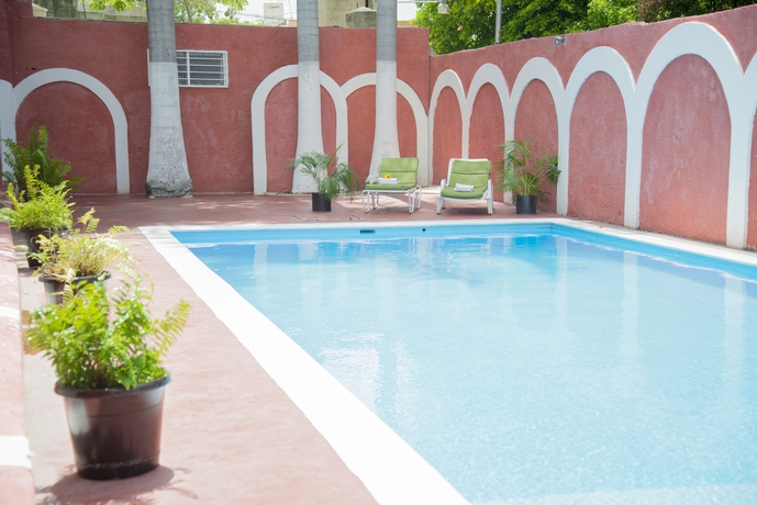 Imagen de la piscina del Hotel El Cid Merida. Foto 15
