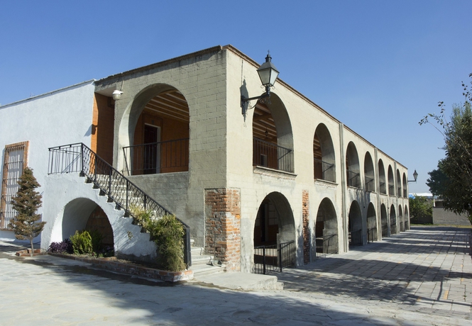 Imagen de los exteriores del Hotel El Cristo. Foto 14