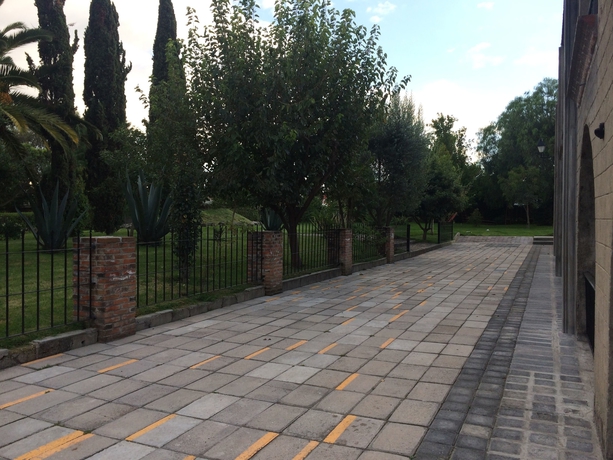 Imagen de los exteriores del Hotel El Cristo. Foto 16