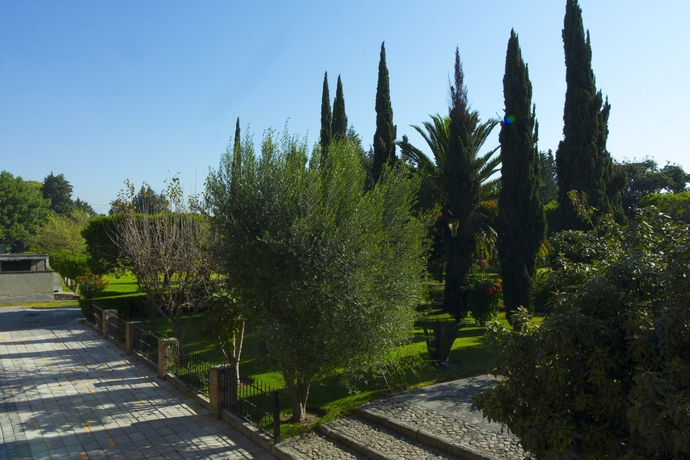 Imagen de los exteriores del Hotel El Cristo. Foto 17